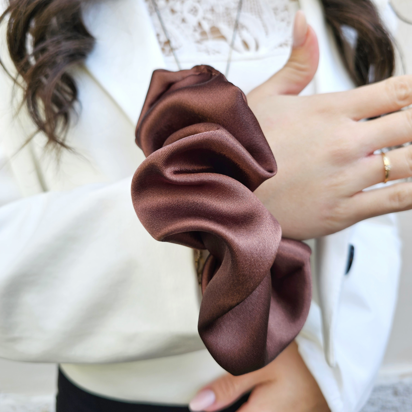 Scrunchie gumička do vlasů VREA hnědá2